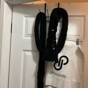 Black knit scarf 🧣